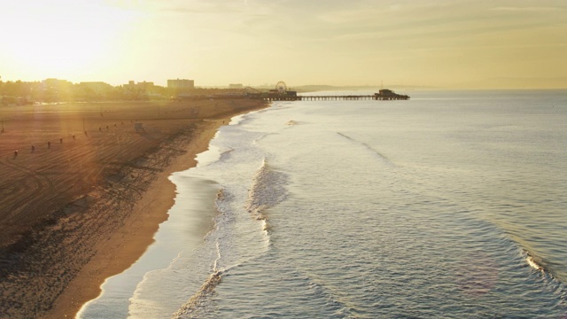 阳光照耀在黎明的圣塔莫尼卡海滩-无人机拍摄视频下载