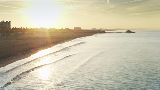太平洋和圣塔莫尼卡码头在日出-无人机拍摄视频素材