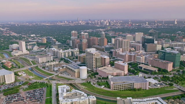 空中德克萨斯医疗中心，休斯顿市中心在远处视频下载