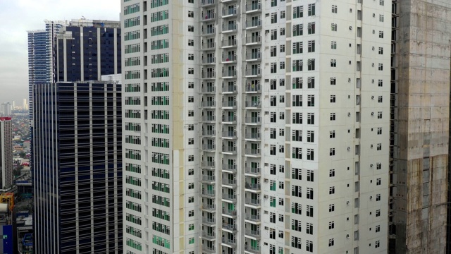 菲律宾首都马尼拉的建筑。大城市里的摩天大楼——从空中近观视频下载