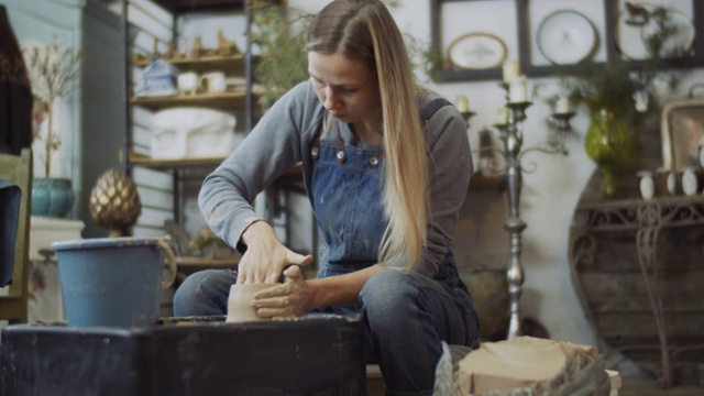 年轻女子在她的陶艺作坊里制作陶瓷，这是一种小型的商业理念视频素材