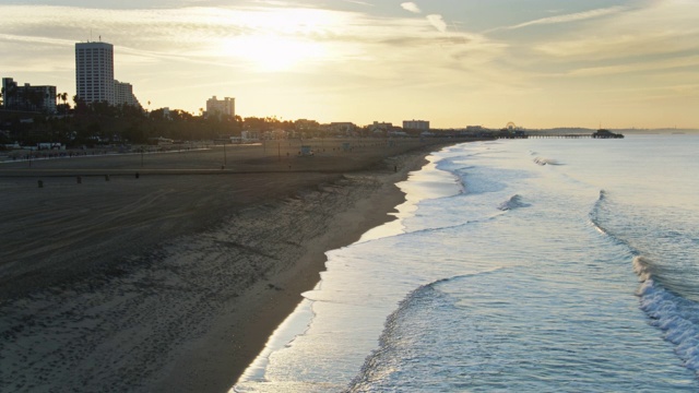 日出时分的圣塔莫尼卡海滩的静态无人机拍摄视频素材