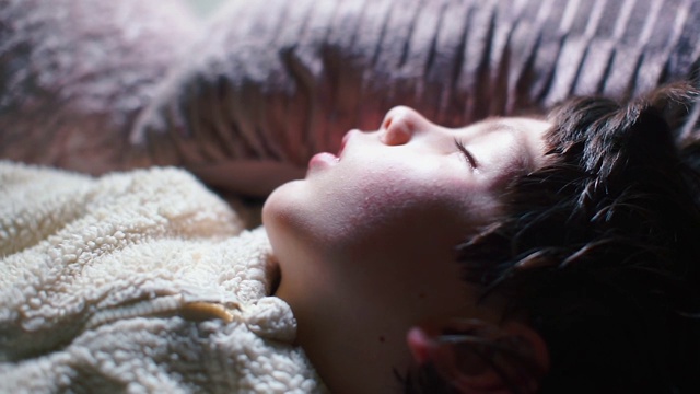 一个昏昏欲睡的婴儿的肖像。视频下载