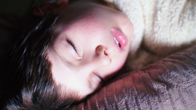 一个熟睡的婴儿的肖像。视频下载