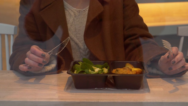 一个年轻女子在城里的咖啡馆里吃沙拉视频下载
