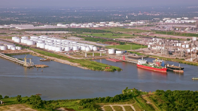 航空炼油厂在休斯顿的河岸，德克萨斯州视频素材