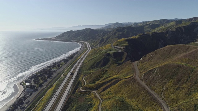 风景优美的文图拉公路101沿着太平洋海岸附近的埃玛伍德州立海滩和Solimar，美国加利福尼亚州。无人机视频与全景和下降的摄像机运动。视频下载