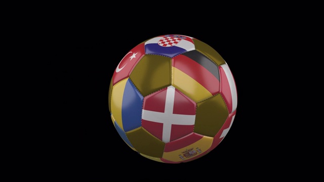 欧洲国家的国旗在缓慢飞行的足球上，透明的背景，阿尔法频道视频素材