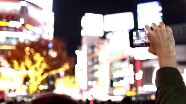 一名游客用智能手机拍摄涉谷Scramble十字路口视频素材