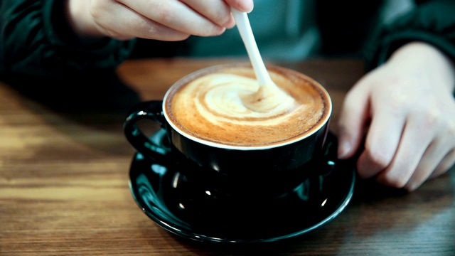手搅拌咖啡视频素材