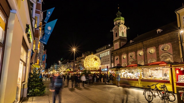 人们在奥地利著名的市中心因斯布鲁克圣诞集市上散步视频素材