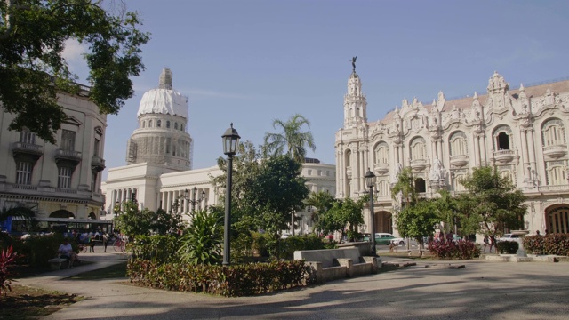 哈瓦那大剧院和哈瓦那中央公园的El Capitolio，古巴，西印度群岛，加勒比，中美洲视频下载