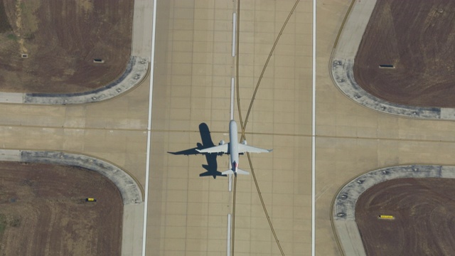 缩小镜头的起飞在达拉斯沃斯堡国际机场视频下载