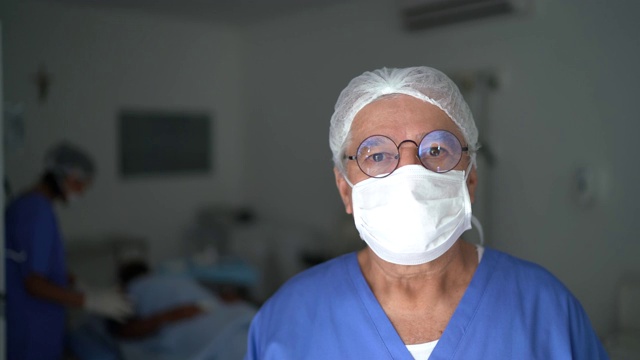 男高级护士在医院手术的肖像视频下载