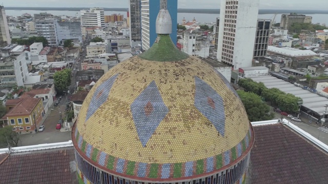 空中盘旋在巴西亚马逊河玛瑙斯歌剧院的圆顶上，用巴西国旗颜色的瓷砖装饰视频下载