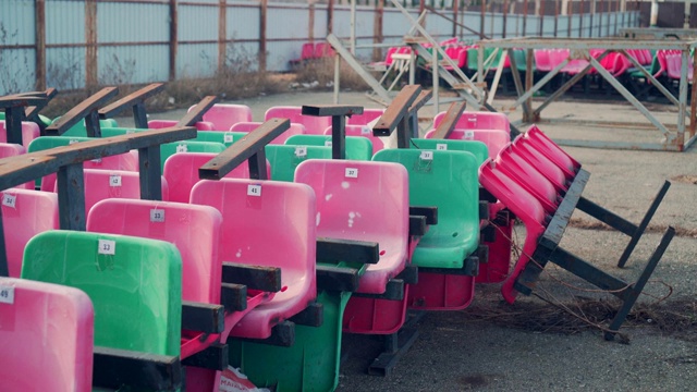 与体育场不同颜色的垃圾填埋场座位。体育场倾销椅子视频素材