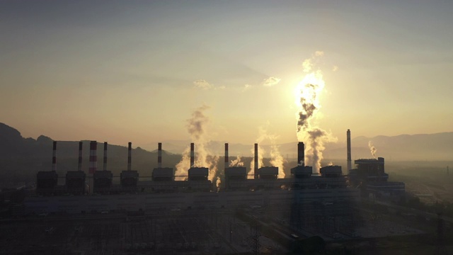 发电厂的剪影早晨燃煤发电厂，冒烟的烟囱发电站视频素材