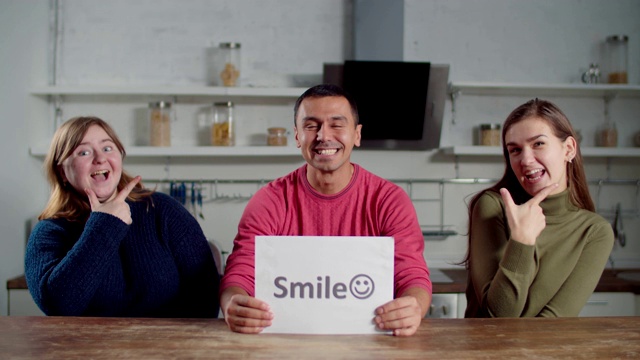 微笑的聋人用手语手语视频下载
