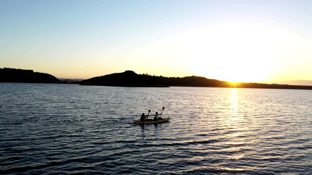 日出时在湖上划桨视频下载