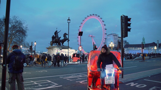 英国伦敦，欧洲，英国，晚上过马路的行人，布迪坎叛乱雕像和可口可乐伦敦眼视频下载