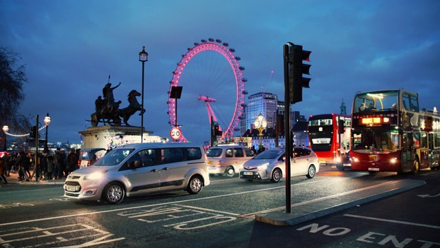 英国伦敦，欧洲，英国，晚上过马路的行人，布迪坎叛乱雕像和可口可乐伦敦眼视频下载