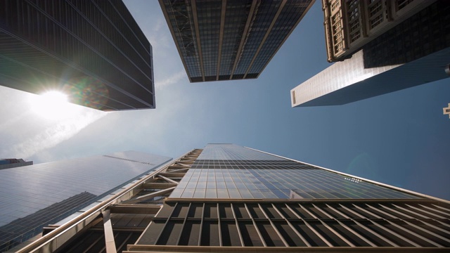 延时:低角度拍摄的摩天大楼下曼哈顿纽约视频素材