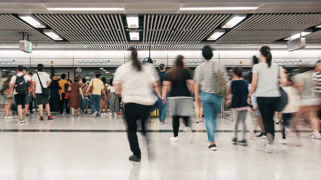 时间流逝的人群行走在香港地铁交通枢纽高峰时段视频素材