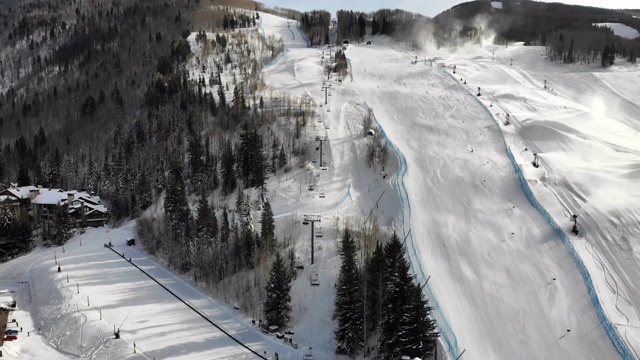 韦尔科罗拉多州滑雪区无人机剪辑在冬天视频下载