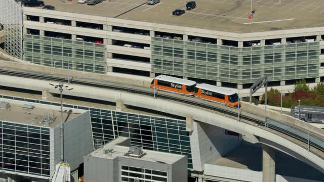 Skylink列车进入达拉斯沃斯国际机场终点站的跟踪镜头视频下载