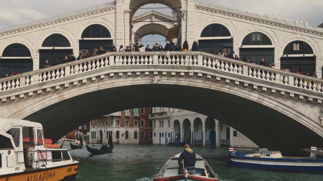 从意大利威尼斯大运河里阿尔托桥下驶过视频素材