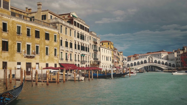 里亚托桥前的游客平底船。沿着意大利威尼斯的大运河视频素材
