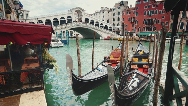 里亚托桥前空荡荡的贡多拉。这座桥是意大利威尼斯著名的国际地标，三角帆视频素材