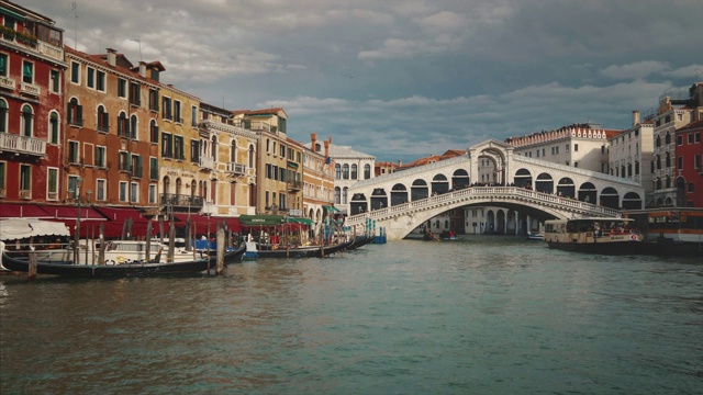 著名地标里亚托桥横跨意大利威尼斯大运河视频素材