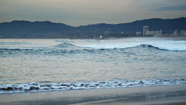 海浪在海滩上破碎的慢动作镜头视频素材