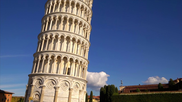 意大利比萨斜塔背靠蓝天视频素材