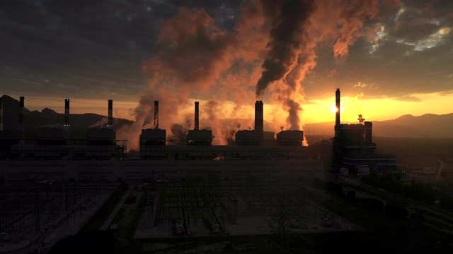 发电厂的剪影早晨燃煤发电厂，冒烟的烟囱发电厂，空气污染视频素材