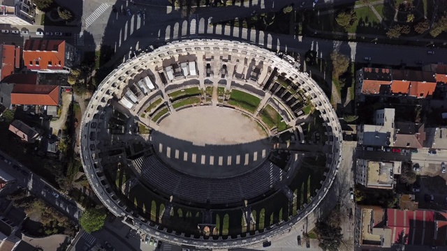 从空中俯瞰普拉的罗马圆形剧场。克罗地亚伊斯特里亚。视频下载