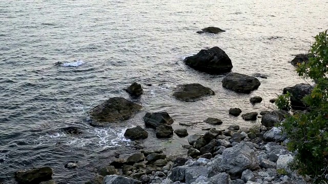 海浪拍打着多岩石的海岸。水淹没了岩石洼地。克里米亚视频素材
