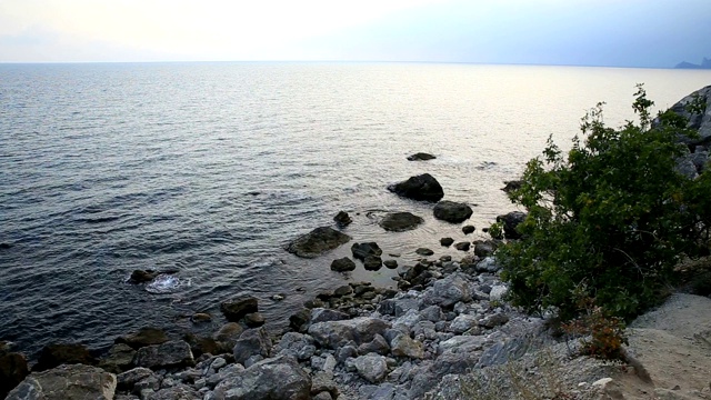 海浪拍打着多岩石的海岸。水淹没了岩石洼地。克里米亚视频下载