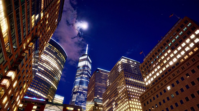 月亮在曼哈顿市中心。的城市。晚上视频素材