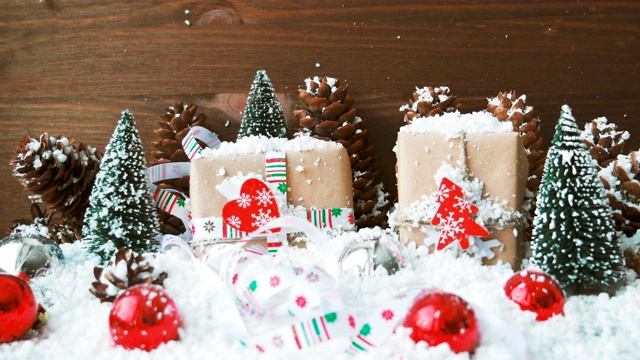圣诞节和新年的背景装饰，雪，冷杉树，礼物和灯。视频下载