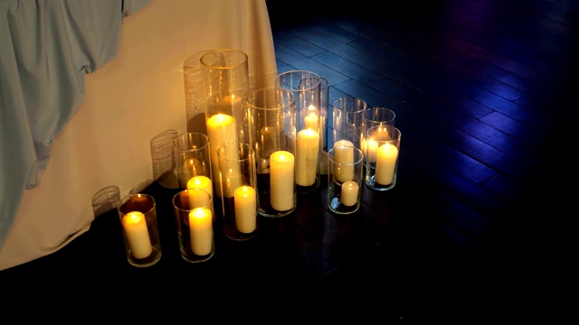 花瓶中的蜡烛，宴会的装饰元素。视频下载