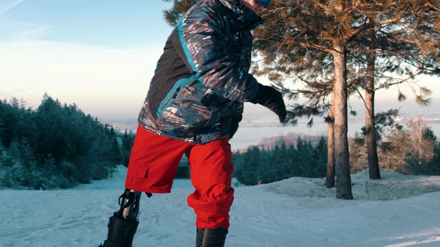 滑雪板——一个人用一条假腿站在滑板上——展示一个跳跃和转身的基本技巧——开始滑行视频下载