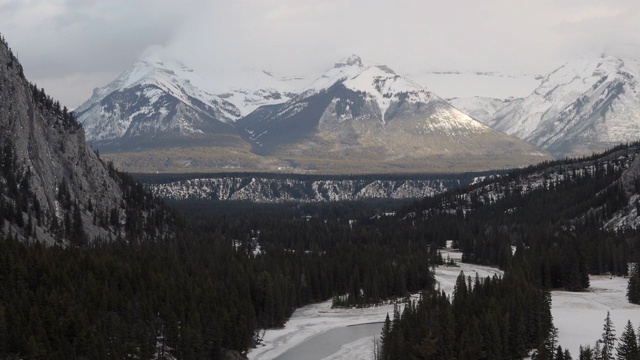 加拿大落基山脉的风景视频下载