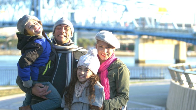 冬天在城市海滨的拉美裔家庭视频素材