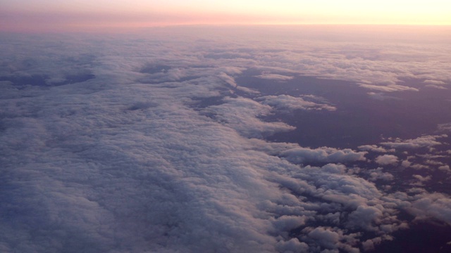 在日落时飞过美丽的云朵。惊人的观点视频下载