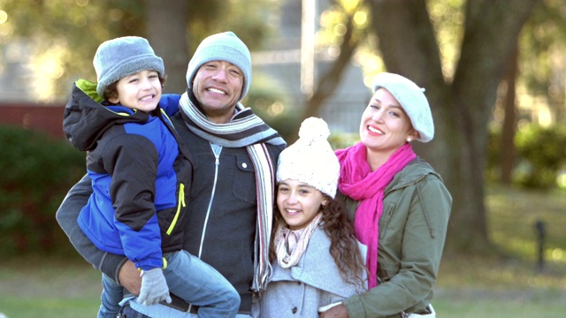 一个有两个孩子的西班牙家庭住在城市公园视频素材
