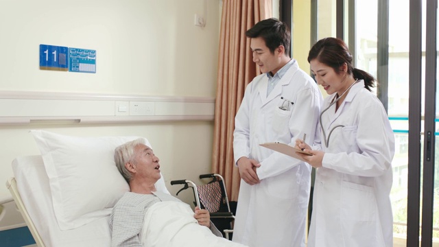 亚洲医生巡视和与老年病人交谈视频素材