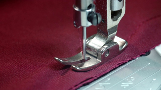 女裁缝在车间缝衣服的视频视频下载