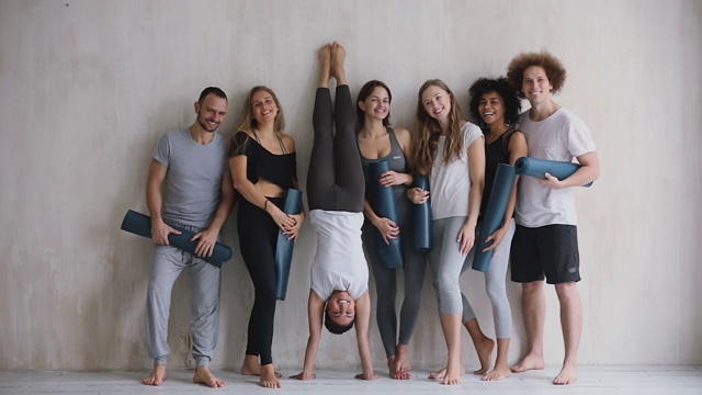 印度女孩和同事在瑜伽馆摆姿势运动服装视频下载